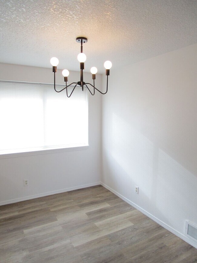 Building Photo - 2 Bedroom Duplex Near Library - Water/Sewe...
