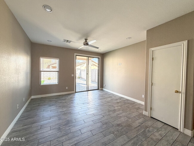 Building Photo - 982 E Doris St