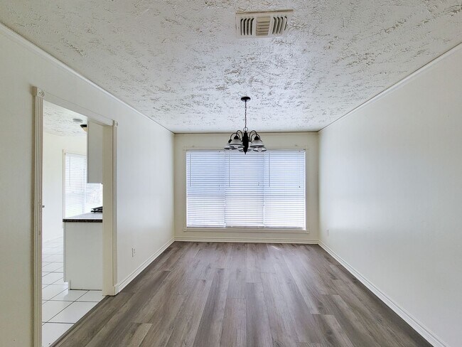 Building Photo - Welcome to this beautiful 2 story, 4 bedroom 2.5 bath home. Spacious living area with high ceilin...