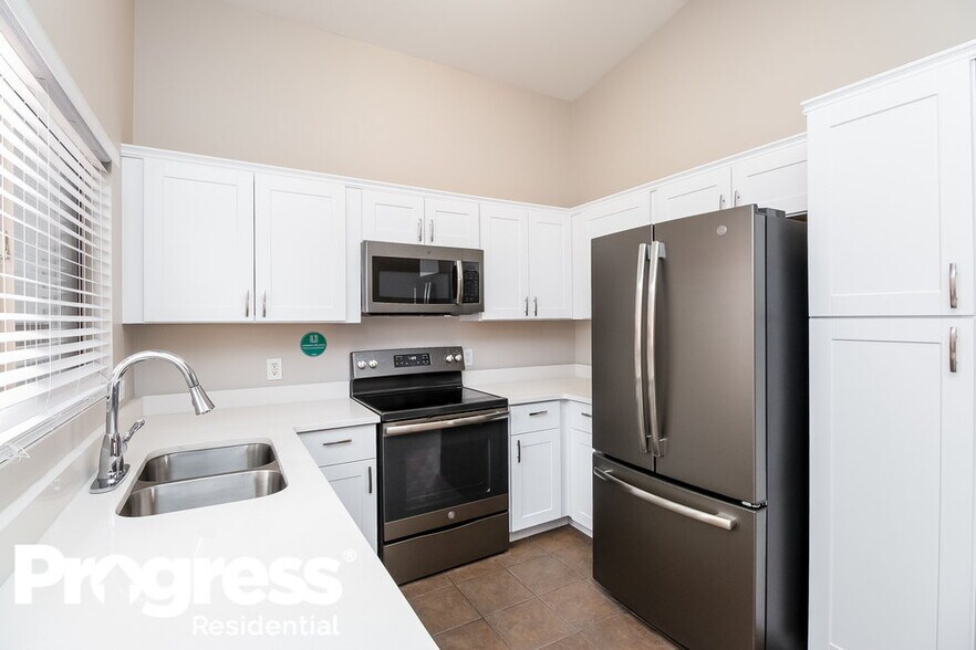 Building Photo - 328 S 89th St