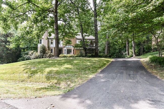 Building Photo - 2030 Spring Branch Dr