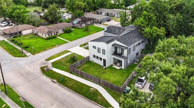 Building Photo - 6835 Weston St
