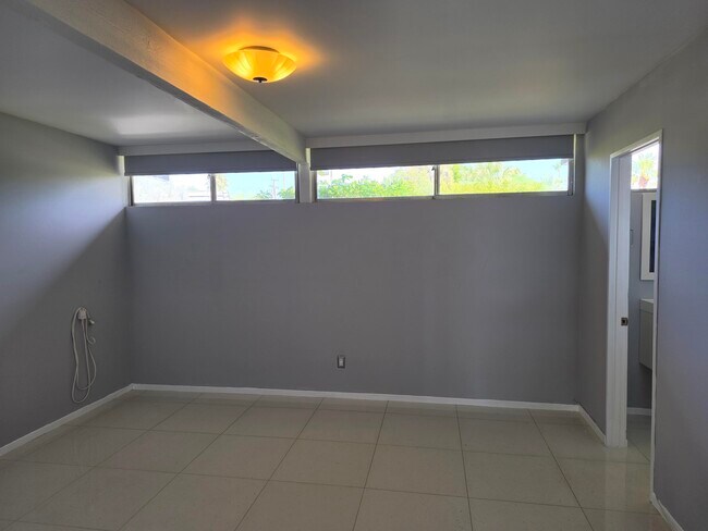 Building Photo - 723 E Louise Dr