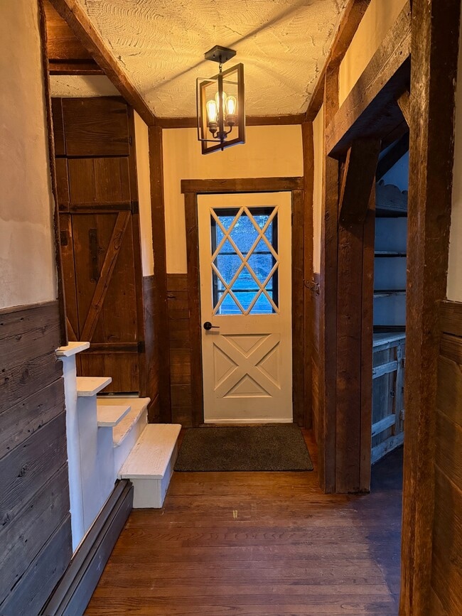 Building Photo - 75 Pine St