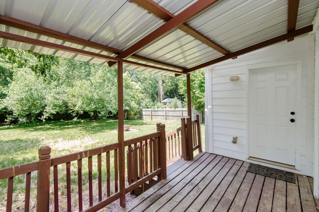 Building Photo - 3 Bedroom Home with Spacious Back yard Close to NCSU!
