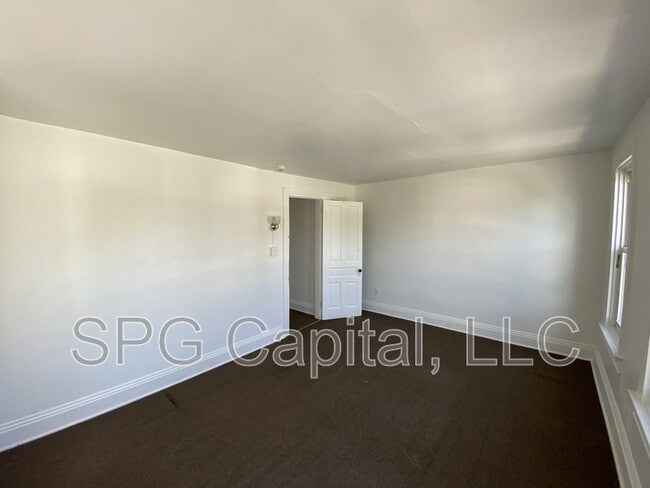 Building Photo - 220 W Jackson St