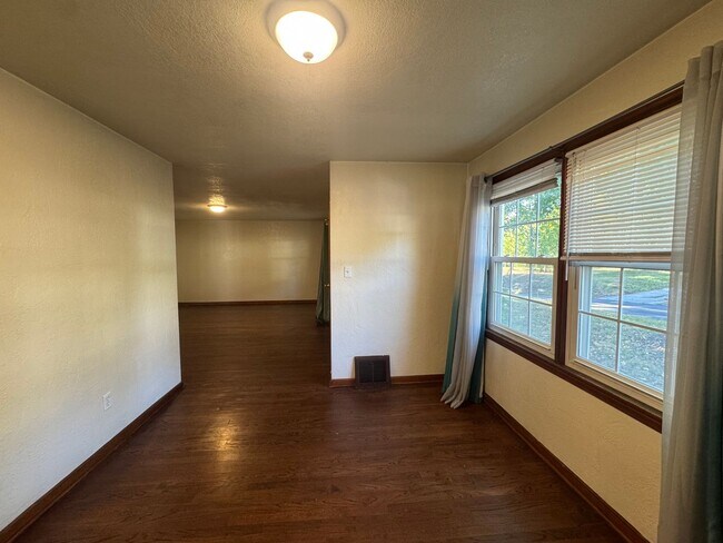 Building Photo - Charming 2-bedroom, 1-bathroom Ground Floor Apartment in Independence
