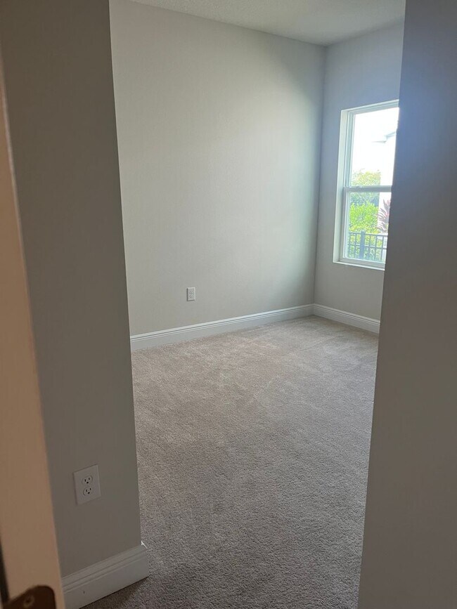 Building Photo - Beautiful home located in desirable Waters...