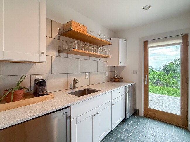 Building Photo - 52 Shorehaven Rd