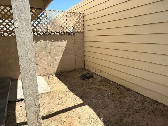 Building Photo - Three bedroom townhome with 2 car garage a...