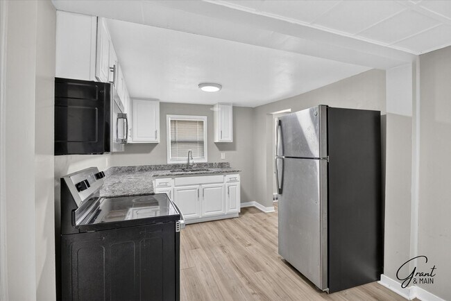 Building Photo - $1300 2 bedroom bungalow