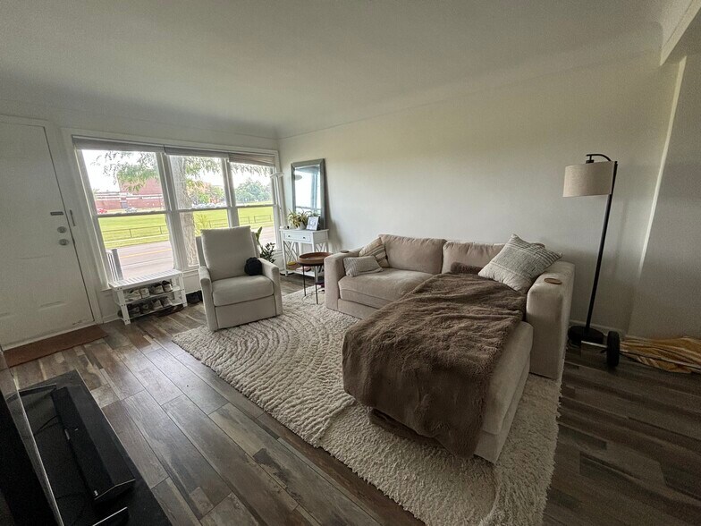 Living room - 506 W Stadium Blvd