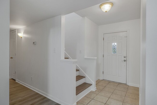 Building Photo - Available Now! Franklin End Unit Townhouse...