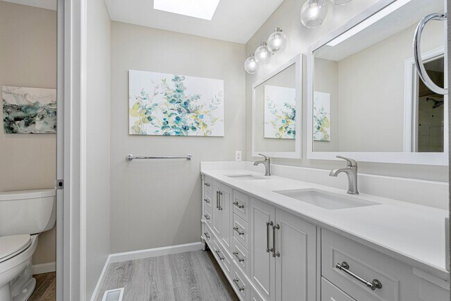 Building Photo - Spacious 5 Bedroom 3 Bath Home w/ 3-Car Garage and New Updates!