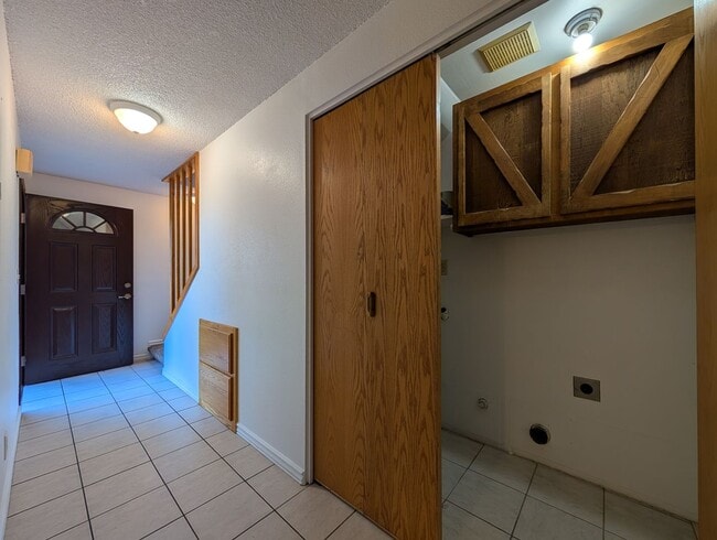 Building Photo - Cute 3 Bedroom, 1 Bath Duplex In Eugene!