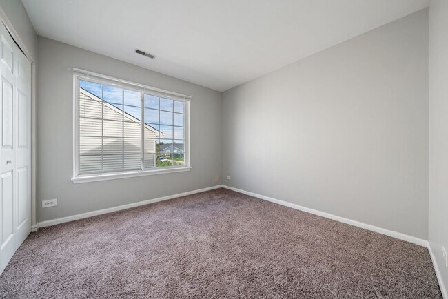 Building Photo - Beautiful 3 Bedroom 2 Bath Home in Lake in the Hills!