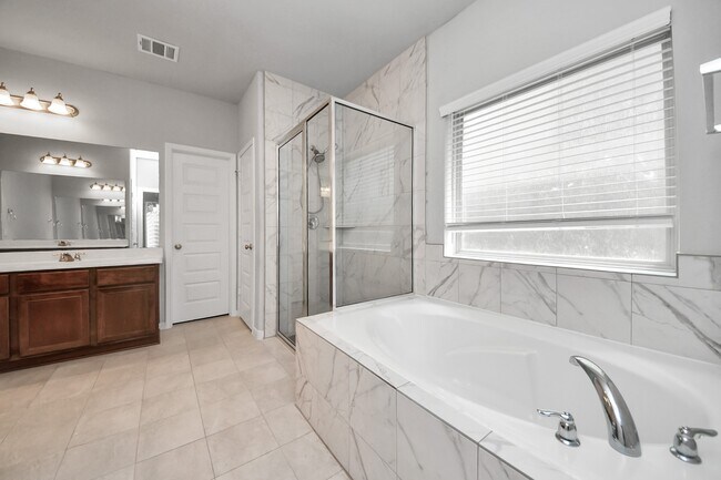 Building Photo - 3102 Trishelle Ct
