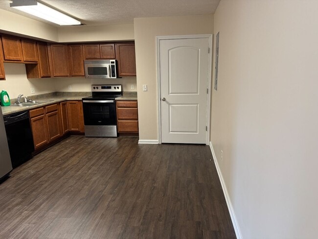 Building Photo - Charming Townhome in Prime Broadway Location – Steps from Parks & Outdoor Amenities!