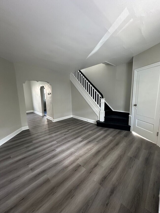 Building Photo - Newly Renovated 3 Bed/1 Bath Rowhome