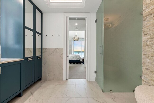 Building Photo - Ultimate Furnished Luxury Rental at the Be...