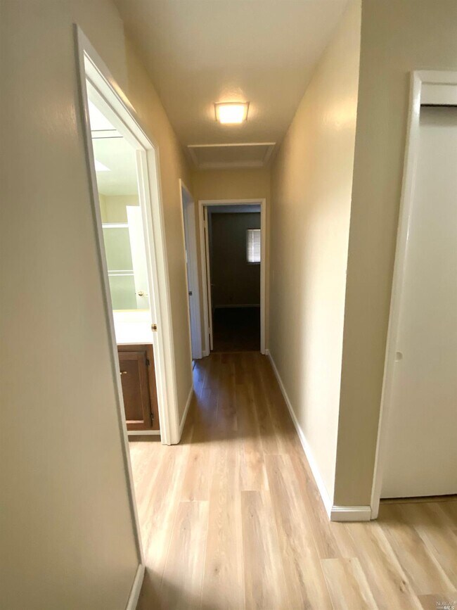 Building Photo - 723 Brookside Dr