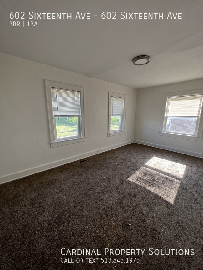 Building Photo - Spacious 3 Bedroom Townhome with 2 Full Ba...