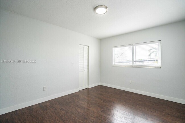 Building Photo - 1940 Biarritz Dr