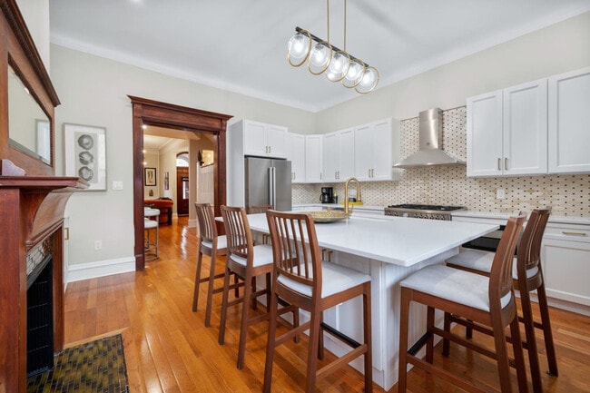 Building Photo - 215 W 138th St