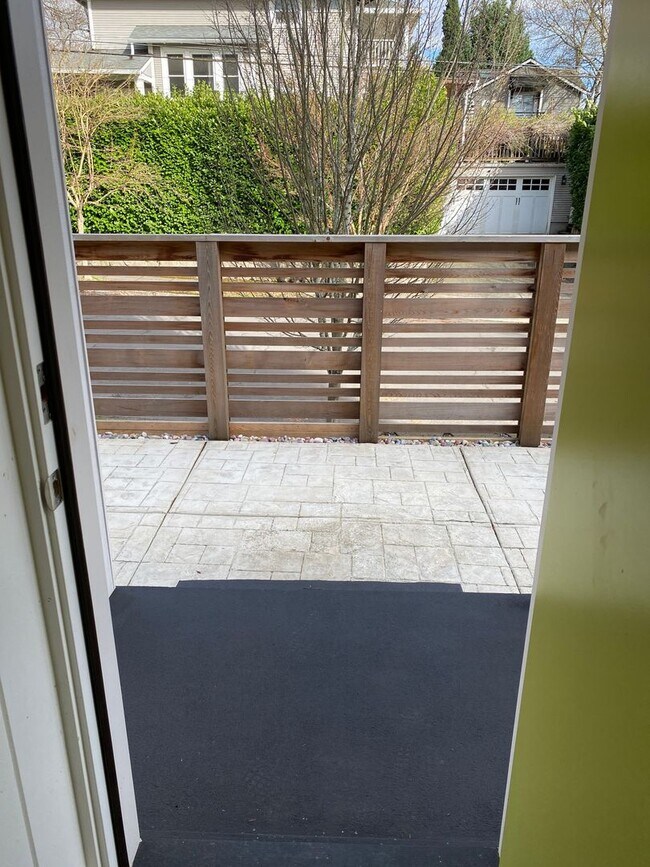 Building Photo - New Modern Updates 1250sf Hardwoods Baseme...