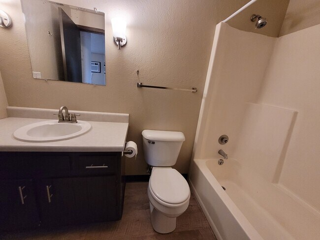 Building Photo - 545 Spinnaker Ln