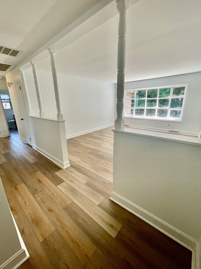 Building Photo - Welcome to the Classic 3 bedroom 1 1/2 bat...