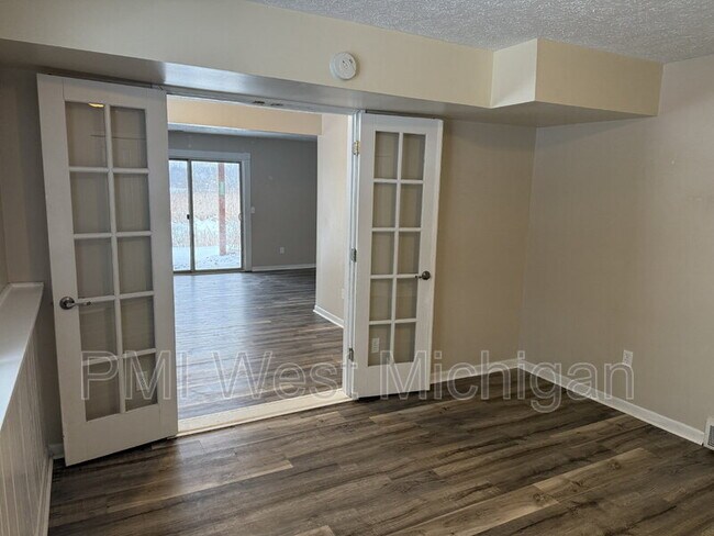 Building Photo - 5852 Shaw St