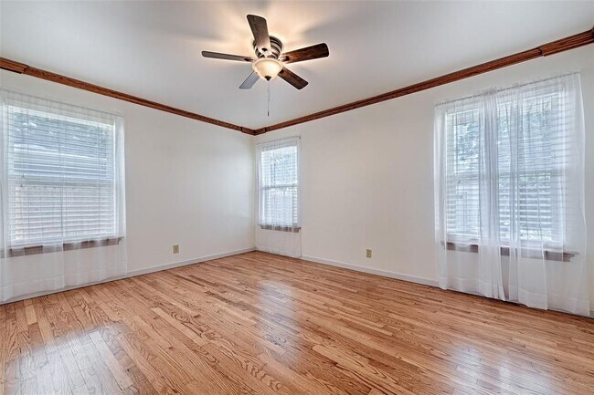 Building Photo - 3042 Newcastle Dr