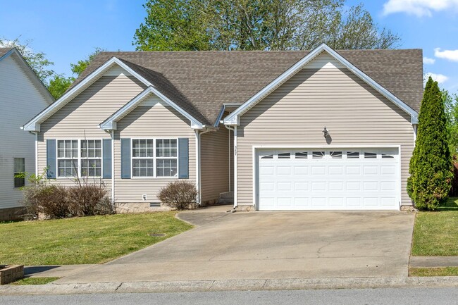 Building Photo - COMING SOON!    Cute home close to shoppin...