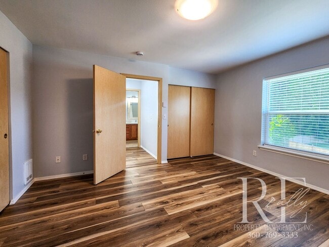 Building Photo - Inviting Poulsbo Home with Open Layout, Fe...