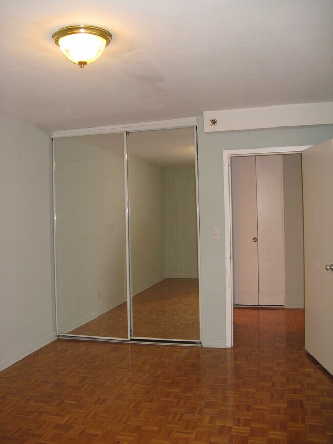 BR - mirror clo sliding doors - 6 ft - 620 Peachtree St NE
