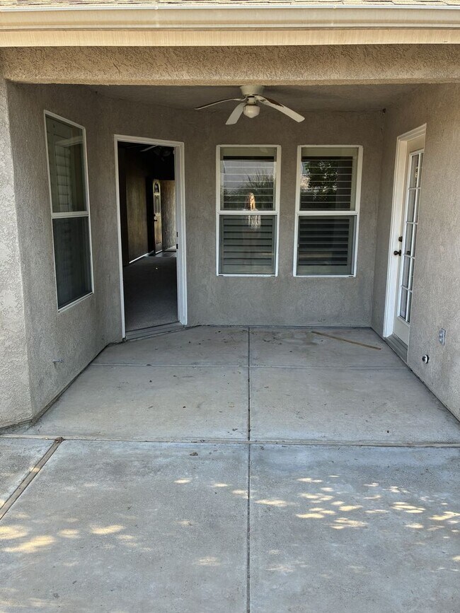 Building Photo - 3 Bedroom 2 Bath Home