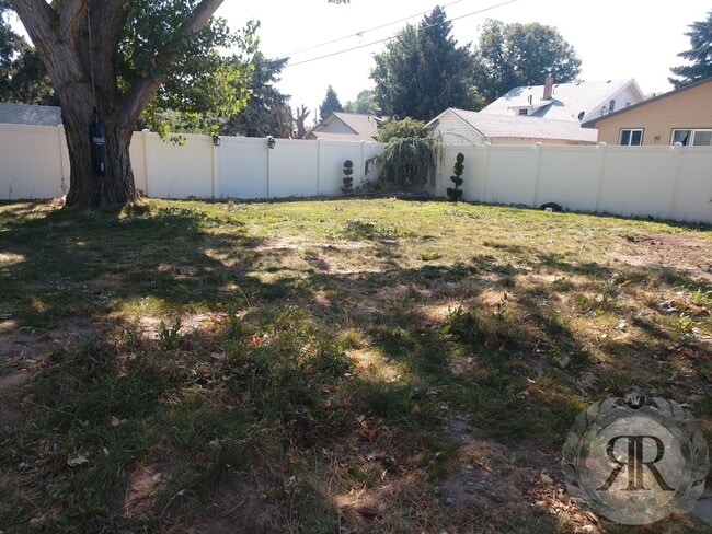 Building Photo - Gorgeous 4bd 1.5bt Home Next to YVC!