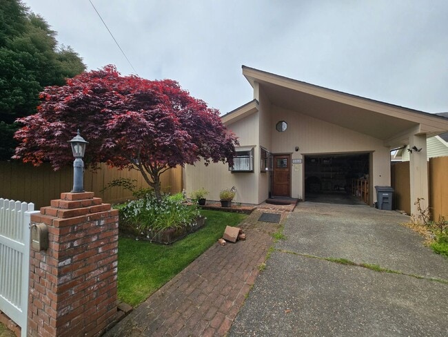 Primary Photo - Furnished 1-bedroom Pine Hill home!