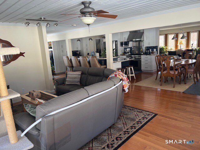 Building Photo - 51 W Lake Ave