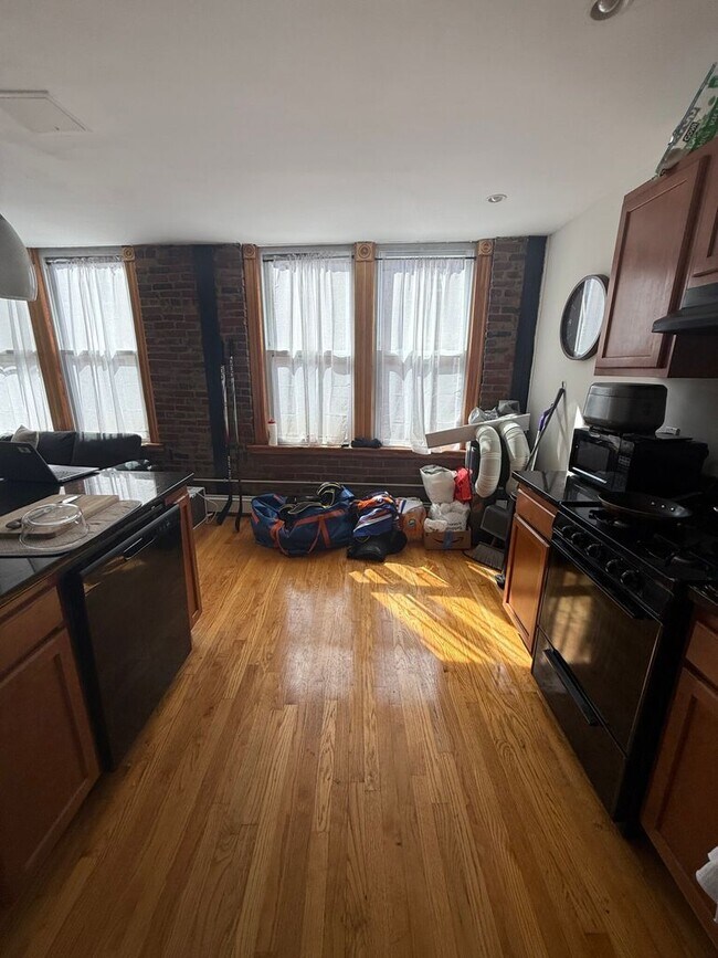 Building Photo - Check out this 2 bed in the North End...