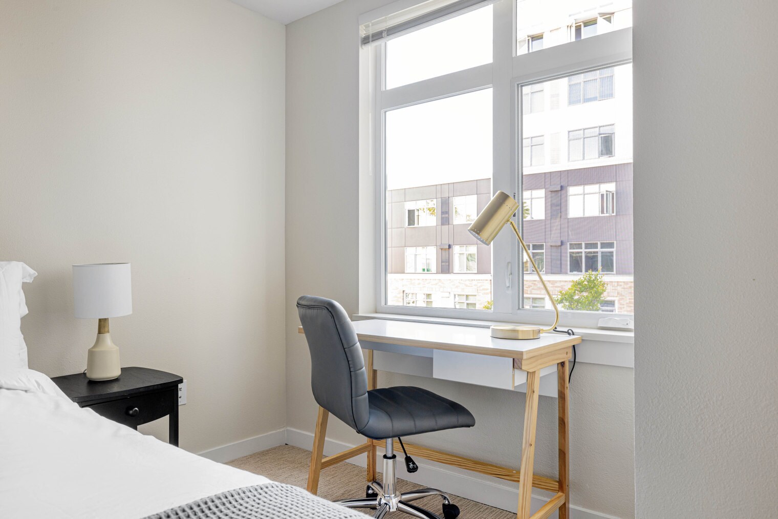 Building Photo - 215 10th Ave E