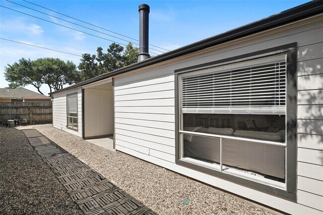 Building Photo - 9318 Beringwood Dr