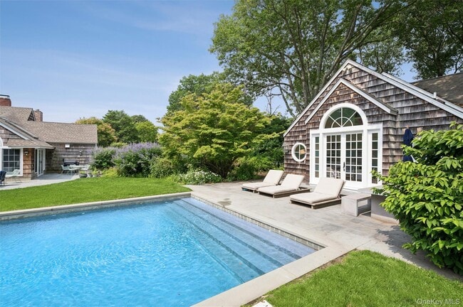 Building Photo - 20 Quogue St