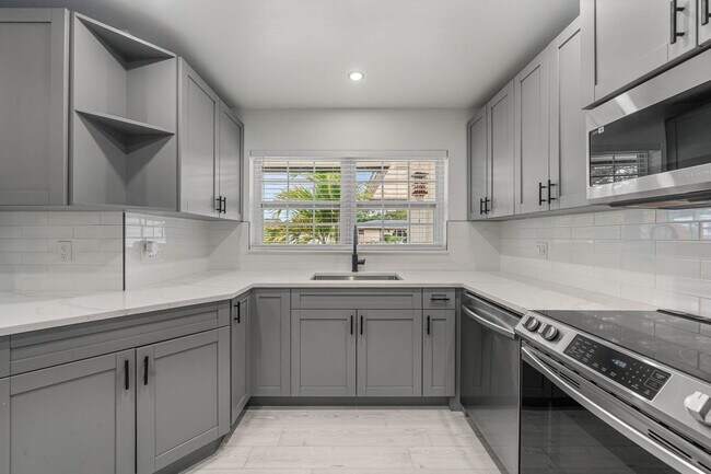 Building Photo - 908 Hibiscus Dr