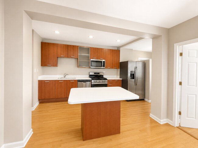 Building Photo - Sunny Top-Floor 3BR/2BA in West Ridge with Parking and Water Included