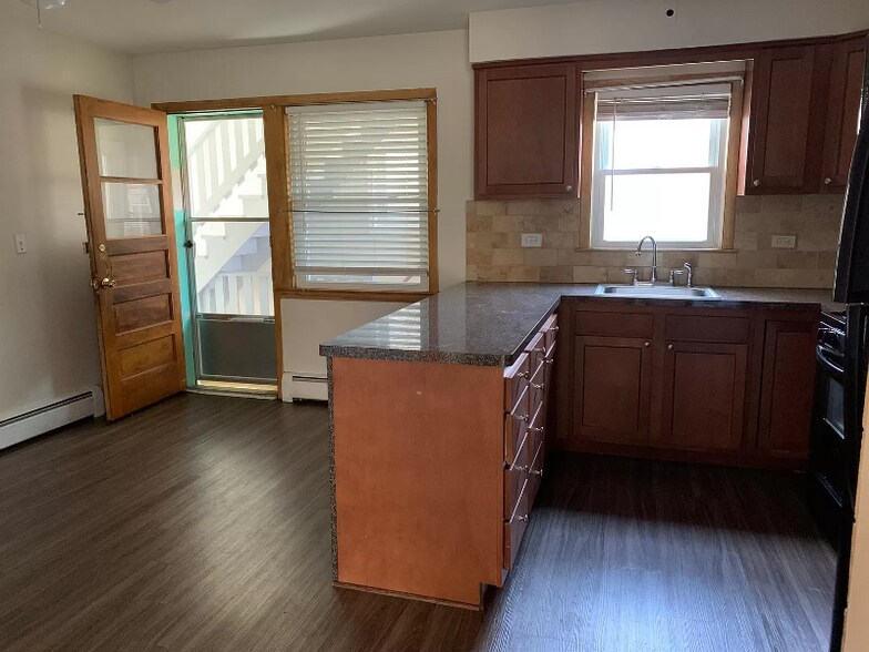 Building Photo - 5838 W Montrose Ave