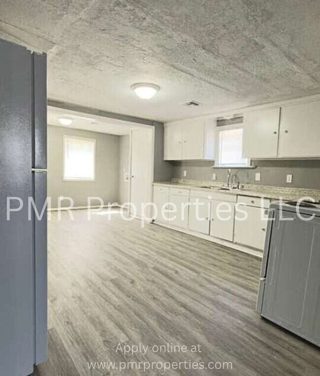 Building Photo - 2 Bedroom/ 1 Bathroom House