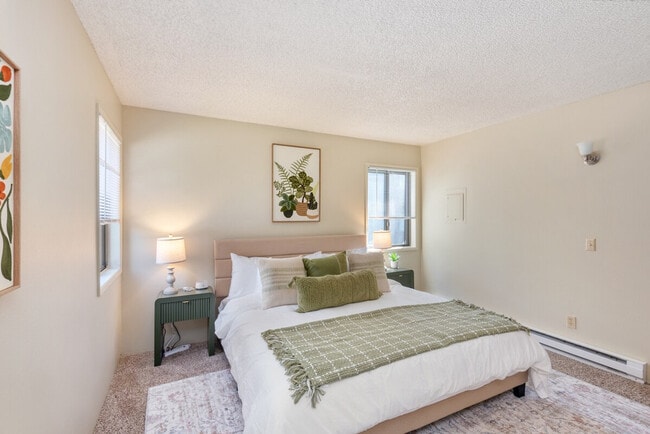 Building Photo - 2348 S Vermont St