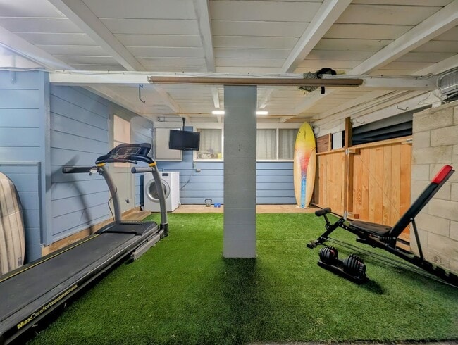 Building Photo - Country living in the City - Huge bonus room, entertainment deck, covered lanai and lots of storage.